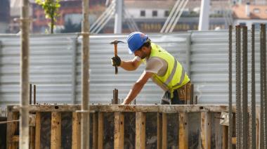 Según el INDEC, en febrero, la construcción y la industria registraron una baja del 0,7% y del 8,7% interanual