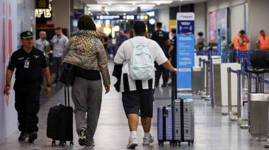 Según los datos del INDEC, en el primer cuatrimestre del 2026 viajaron al exterior 1,1 millones de argentinos menos que el año pasado