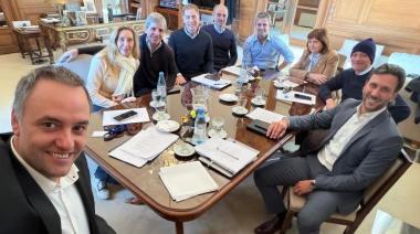 ¿Interna distendida o posaron para la foto? Martín Menem y Santiago Caputo se mostraron juntos en la reunión de la mesa política sin la presencia de Javier Milei