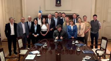 El Gobierno trata de recuperar la agenda: Milei se reunió con su Gabinete en la Rosada y Adorni inauguró una nueva planta de Mercedes Benz