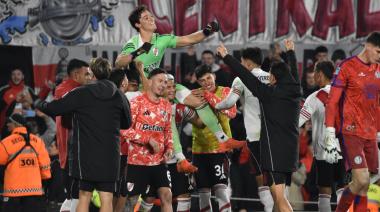Fútbol de primera: en una jornada no apta para cardíacos, River, Racing, Gimnasia y Rosario Central pasaron a 4tos de final del Torneo Apertura