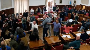 “Mar de piñas”: en el Concejo Deliberante de La Feliz, se agarraron a trompadas taxistas con representantes de las apps