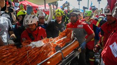 Venezuela: rescatan con vida a un hombre que pasó 8 días debajo de los escombros
