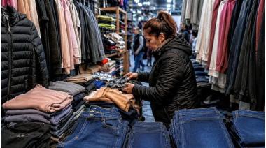 Un informe de la Cámara Argentina de la Indumentaria (CIAI), reveló que, en el tercer bimestre del 2026, la venta de ropa sufrió una caída del 6,9% interanual