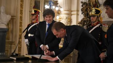 Triple abrazo: con la presencia de Manuel Adorni, Milei le tomó juramento a Diego Santilli como nuevo jefe de Gabinete