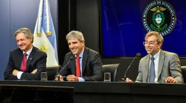 Luis Caputo anunció que el Gobierno Nacional flexibilizará los créditos en dólares para las empresas
