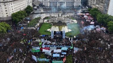 Quinta marcha universitaria al Congreso: con críticas al Gobierno y también con delincuentes que rompieron la Ciudad y atacaron a la policía a piedrazos