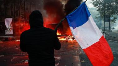 Francia: el decadente presidente Macrón impuso el toque de queda, pero mientras sucedían los hechos, estaba viendo un show de Céline Dion con su mujer