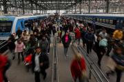 Caos total de trenes y miles de pasajeros perjudicados: por la medida de "La Fraternidad", hay demoras y cancelaciones