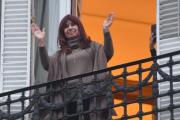 Cristina presa… pero en su casa: usará tobillera electrónica y no podrá salir a bailar al balcón