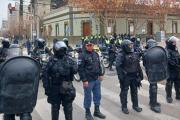Mapuchelandia: en Neuquén, tras un fuerte operativo, fueron desalojados grupos de mapuches que protestaban frente a la Casa de Gobierno