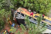 Tragedia en Misiones: un choque entre un colectivo y un auto provocó la muerte de 9 personas y hay 31 heridos