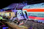 Chocan dos trenes de alta velocidad en España: 39 muertos y más de 70 heridos