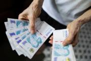 Según el INDEC, los salarios formales registraron un aumento del 3% en marzo y volvieron a quedar por debajo de la inflación