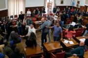 “Mar de piñas”: en el Concejo Deliberante de La Feliz, se agarraron a trompadas taxistas con representantes de las apps
