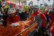 Venezuela: rescatan con vida a un hombre que pasó 8 días debajo de los escombros