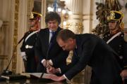 Triple abrazo: con la presencia de Manuel Adorni, Milei le tomó juramento a Diego Santilli como nuevo jefe de Gabinete