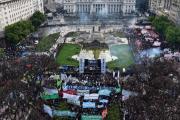 Quinta marcha universitaria al Congreso: con críticas al Gobierno y también con delincuentes que rompieron la Ciudad y atacaron a la policía a piedrazos