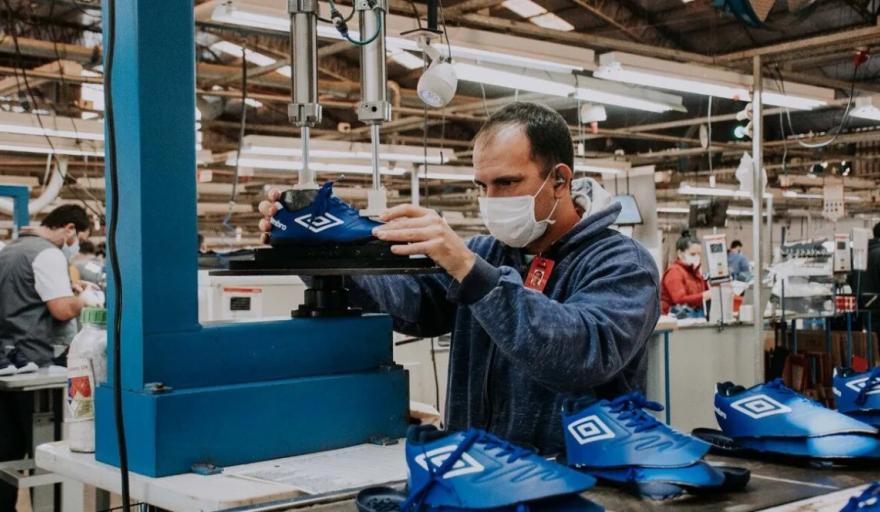 El Grupo Dass, fabrica zapatillas Nike, despedir a trabajadores por de insumos importados - Expreso News