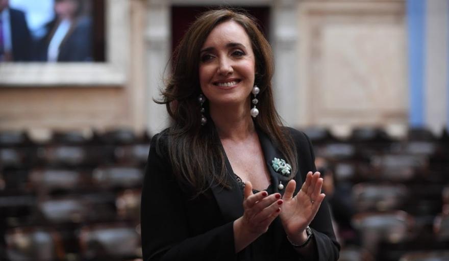 Luego de la quemada pública de Adorni y su mujer, Victoria Villarruel realizó un irónico comentario en redes: “El ajuste lo va a pagar la política”… Ponele