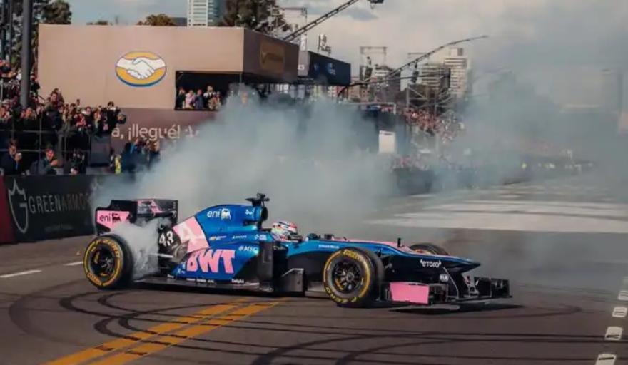 ¡Pisalo nomás! Colapinto hizo rugir el V8 y 600.000 fanáticos se emocionaron en Palermo